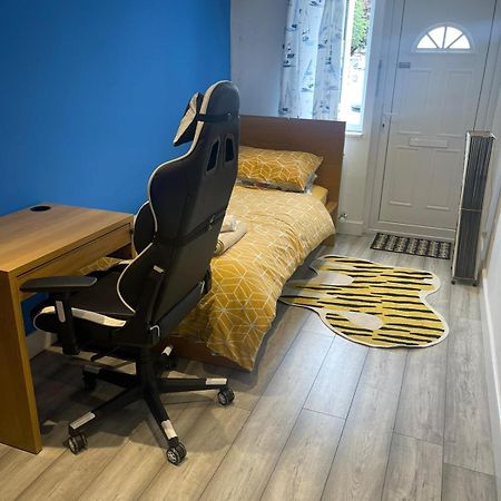 One Bedroom In Spacious Bungalow, Free Parking & Private Entrance Единбург Екстер'єр фото