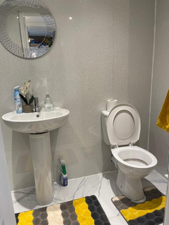 One Bedroom In Spacious Bungalow, Free Parking & Private Entrance Единбург Екстер'єр фото