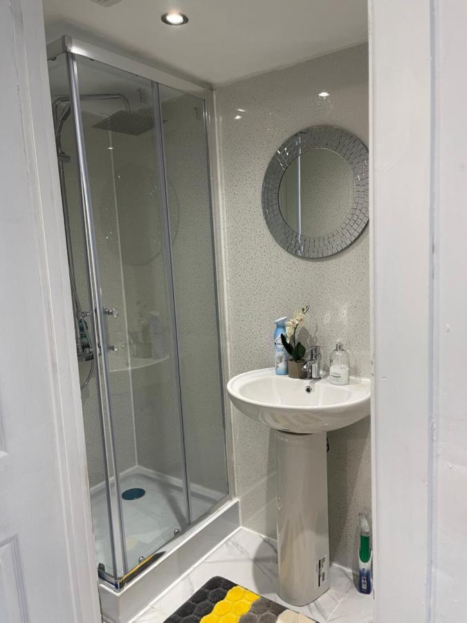 One Bedroom In Spacious Bungalow, Free Parking & Private Entrance Единбург Екстер'єр фото