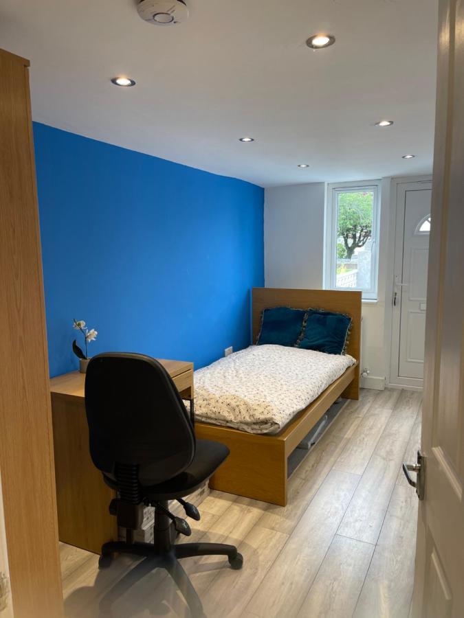 One Bedroom In Spacious Bungalow, Free Parking & Private Entrance Единбург Екстер'єр фото