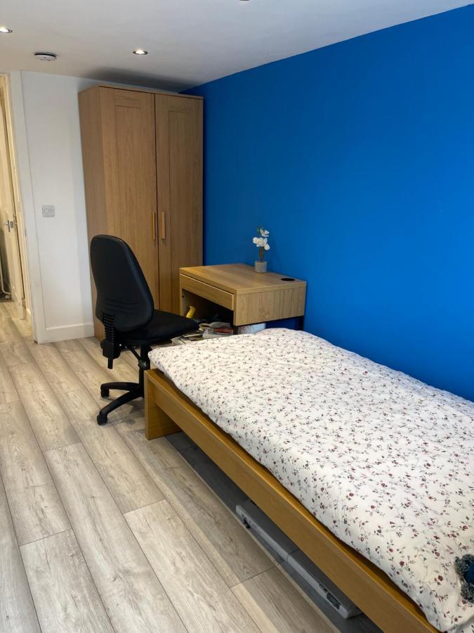 One Bedroom In Spacious Bungalow, Free Parking & Private Entrance Единбург Екстер'єр фото