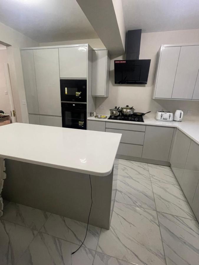 One Bedroom In Spacious Bungalow, Free Parking & Private Entrance Единбург Екстер'єр фото