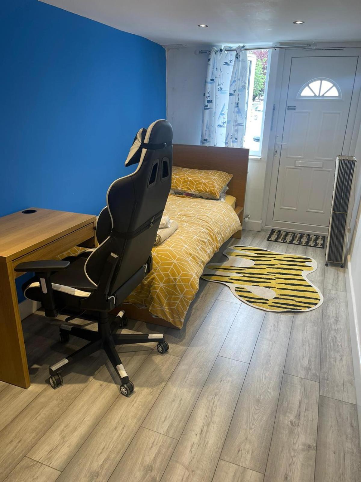 One Bedroom In Spacious Bungalow, Free Parking & Private Entrance Единбург Екстер'єр фото